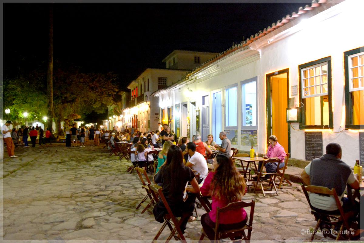 Ruas do Centro Histórico de  Paraty RJ - foto: Roberto Torrubia